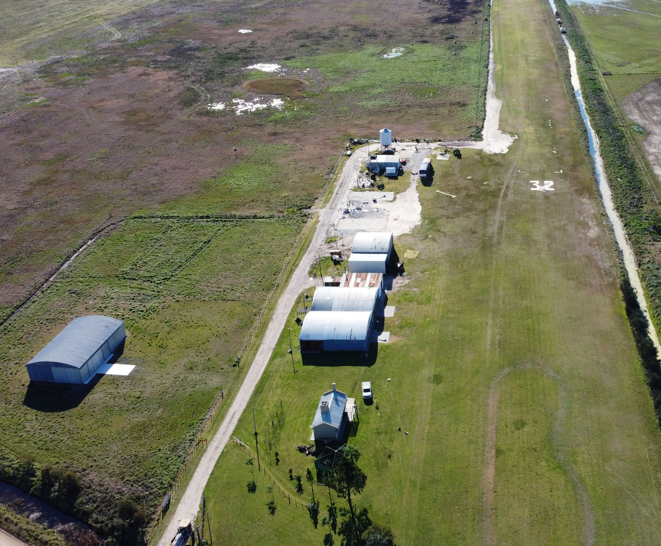 Vista del angar y base de operaciones de +Agro