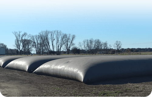 Fertilizacion, maquina cargando producto para aplicar traido por nuestros propios camiones y teniendolos en nuestros sachets.